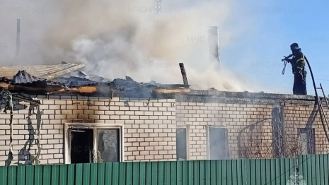 В деревне под Гороховцом мощный пожар уничтожил крышу частного дома