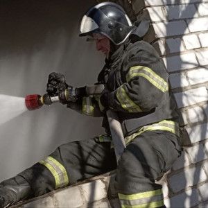 В Карабаново неизвестные подожгли мусор в заброшенном доме