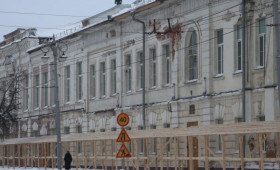 Главный фасад школы №1 во Владимире очистили от штукатурки