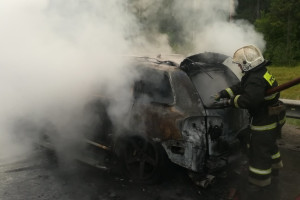 Иномарка вспыхнула на трассе М-7 во Владимирской области