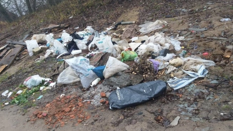 В Александрове плотину завалили мусором