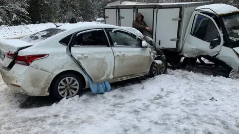 Во Владимирской области водитель фургона не вписался в поворот и врезался в легковушку 