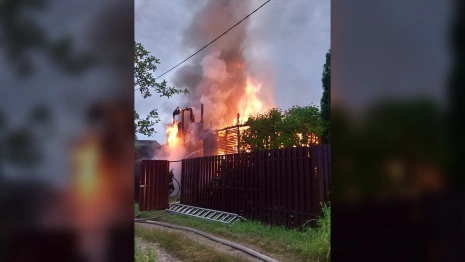 Во Владимирской области дачный дом сгорел дотла после удара молнии