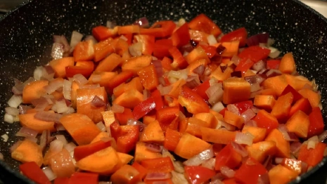 Диетолог назвала согревающие в холода и не вызывающие ожирения продукты