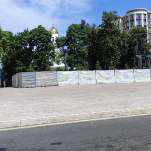 Во Владимире рухнуло ограждение на площади Победы