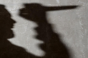 Житель Покрова попытался зарезать соседа по общежитию