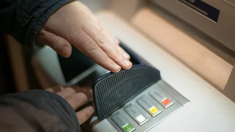 Сбербанк заблокировал переводы в другие банки через банкоматы