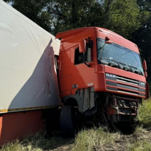 На М-7 в Петушинском районе фура снесла отбойник и улетела в кювет