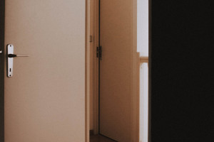 Во Владимире мужчина умер в подъезде