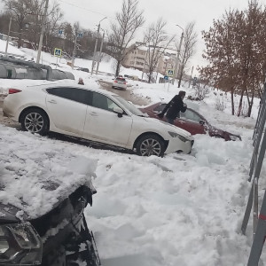 Во Владимире снежная глыба упала на три машины