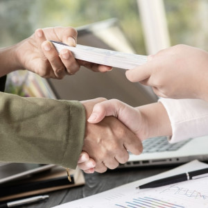 В Александрове мужчина за 5 тыс. рублей выдал себя за директора четырех фирм