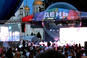 Возвращение в СССР, звездный концерт и эффектный салют. Как Владимир отметил День города