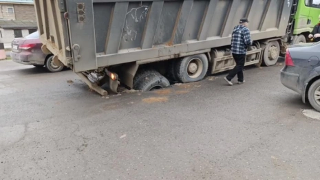 В Александрове КамАЗ провалился под землю