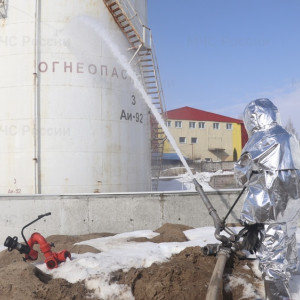 Во владимирском микрорайоне Юрьевец спасатели потушили огромную цистерну с нефтью