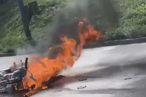 В центре Владимира мотоцикл загорелся после ДТП