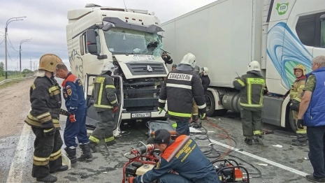 Дальнобойщика зажало в салоне при столкновении двух фур на М-7 в Собинском районе
