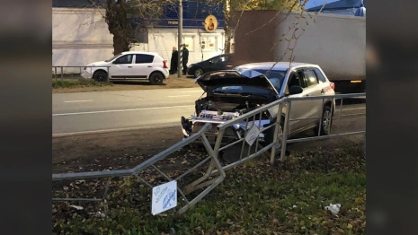 Под Владимиром иномарка влетела в ограждение