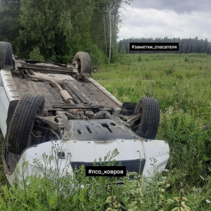 Под Ковровом женщина застряла в перевернувшейся машине
