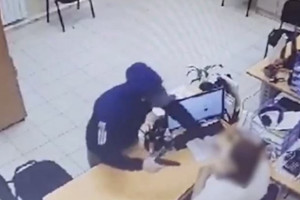 В Гусь-Хрустальном 24-летний парень с пистолетом ограбил офис микрозаймов