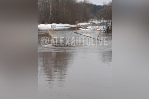 Жители рассказали о затоплении моста под Александровом 

