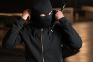 В Гусь-Хрустальном ранее судимый мужчина ограбил семью бойца СВО