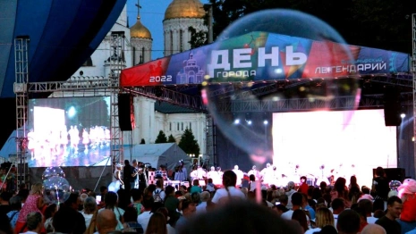 Возвращение в СССР, звездный концерт и эффектный салют. Как Владимир отметил День города