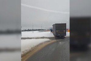 Во Владимирской области на трассе М-12 фура вылетела на обочину