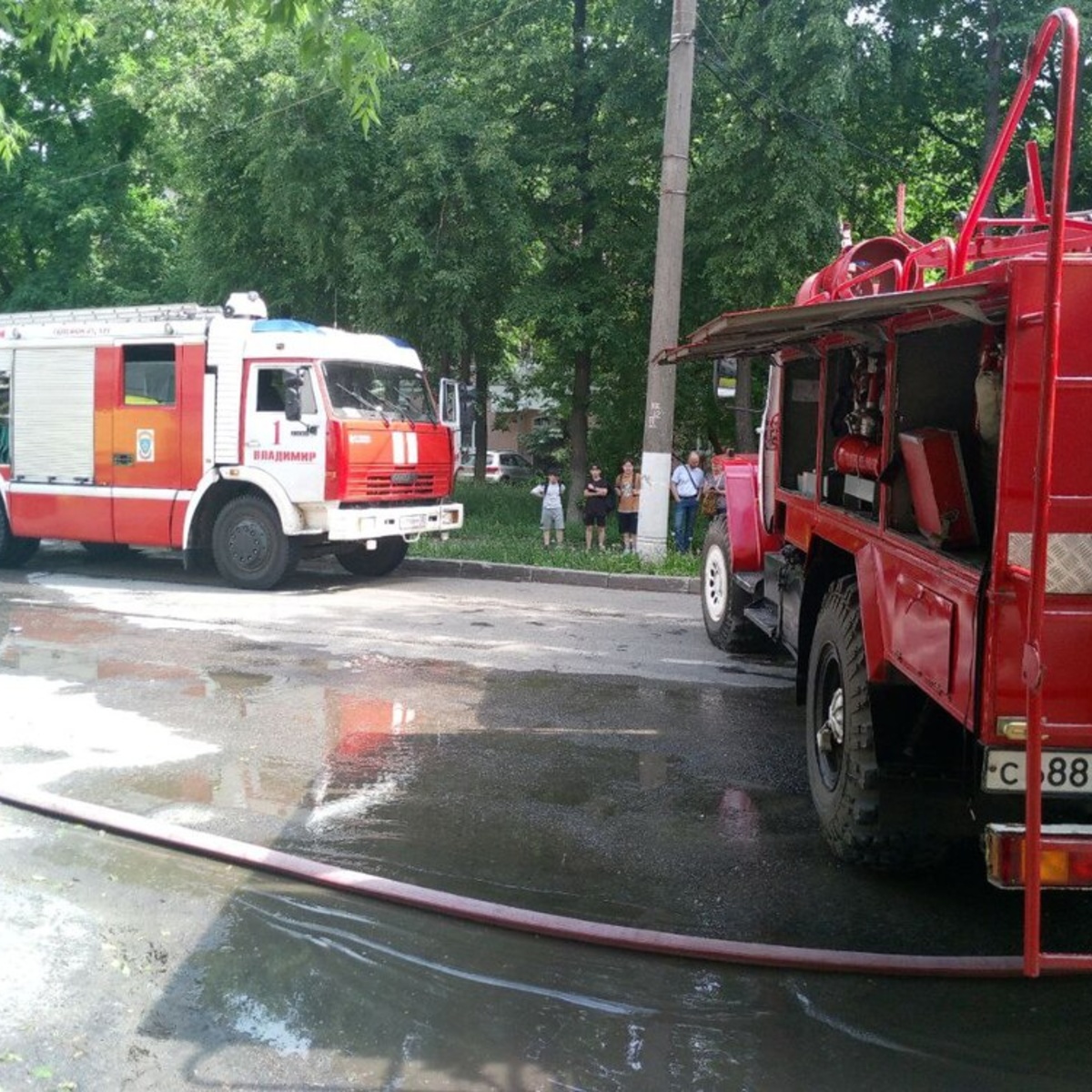 Припаркованные машины помешали владимирским пожарным подъехать к горящей  многоэтажке - День во Владимире