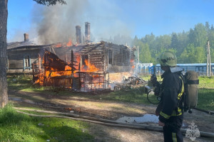 Во владимирском микрорайоне Юрьевец загорелся заброшенный дом