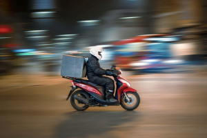 Во Владимире введут ограничения для курьеров на велосипедах и мопедах