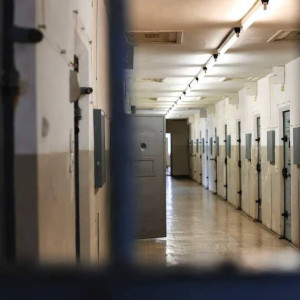 Сломавшего челюсть полицейскому жителя Вязников осудили на год колонии