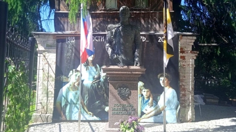 Во Владимире памятник Николаю Второму спрятали за забором