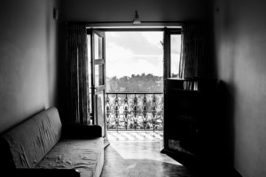 Стала известна личность выпавшей с балкона во Владимире девушки