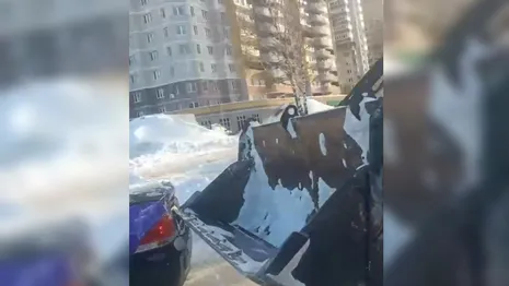 Во Владимире снегоуборочный трактор въехал в легковушку автошколы