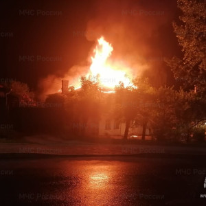 Полыхающий дом в центре Владимира потушили 20 пожарных