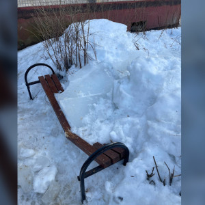 Во Владимирской области свалившаяся с крыши глыба льда сломала лавочку
