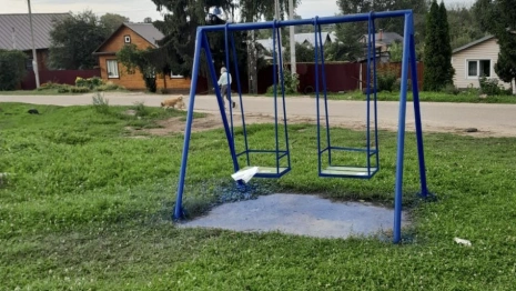 В Суздале на улице Крупской нашли опасную детскую площадку