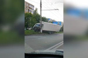 На Верхней Дуброве во Владимире фура влетела в столб