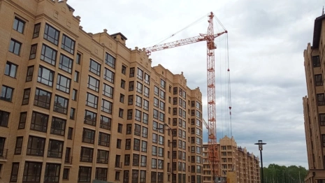 В Коммунаре у дома с лишними этажами заработал башенный кран