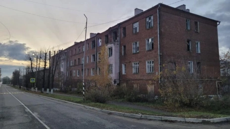 В Камешково через суд потребовали снести аварийный дом у железной дороги