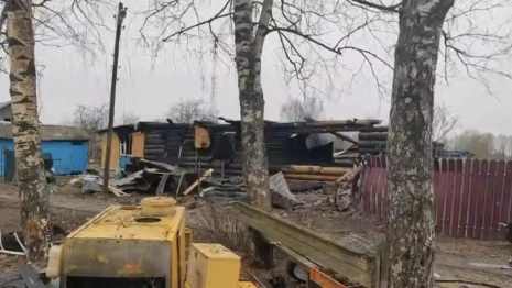 Появились кадры с места падения БПЛА на жилой дом в Александровском районе