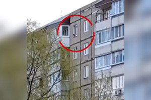 Во Владимире ребенок свесился из окна 9 этажа