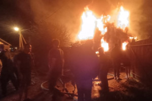 В полыхающем доме под Александровом пострадал 30-летний мужчина