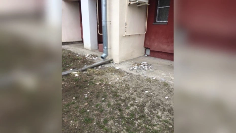 Во Владимире обвалившуюся в доме на Куйбышева штукатурку сбили альпинисты