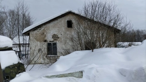 В Меленках чиновников через суд заставили снести аварийный дом