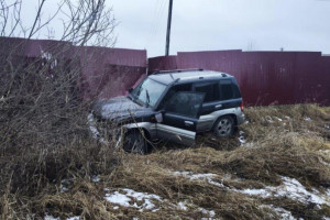 В Коврове Mitsubishi влетела в забор
