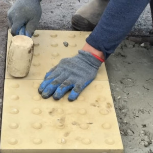 Во Владимире уложили тактильную плитку для слабовидящих у пешеходных переходов