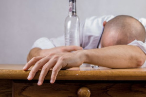 Во Владимире 63-летний мужчина умер от алкогольной комы