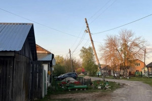 В селе под Судогдой фонарный столб едва не рухнул на жилой дом