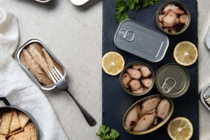 Во Владимирской области завод подменял рыбные консервы